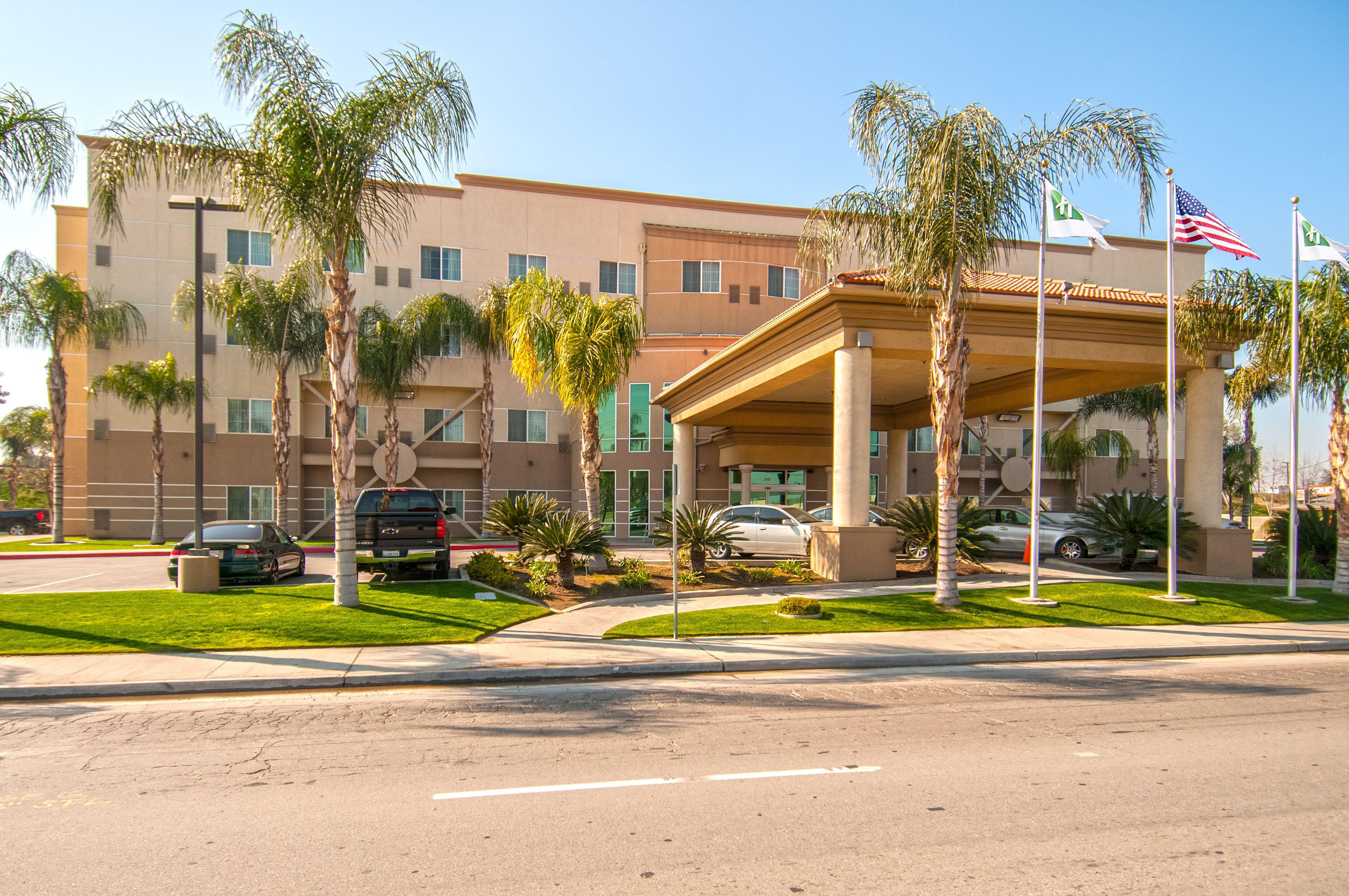 Holiday Inn Express & Suites Bakersfield Central By Ihg Exterior foto