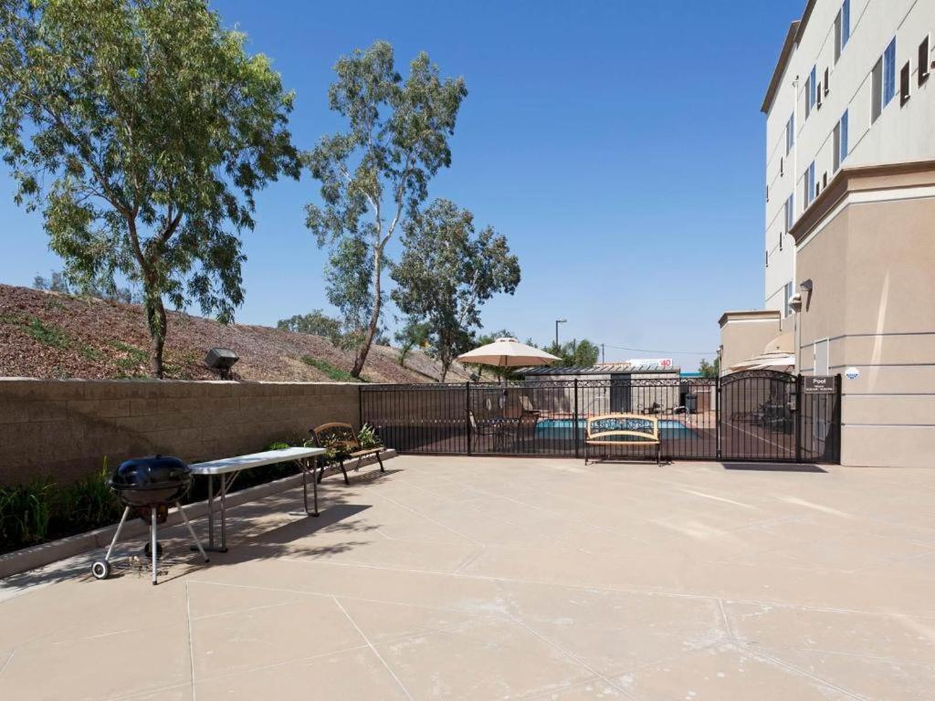Holiday Inn Express & Suites Bakersfield Central By Ihg Exterior foto