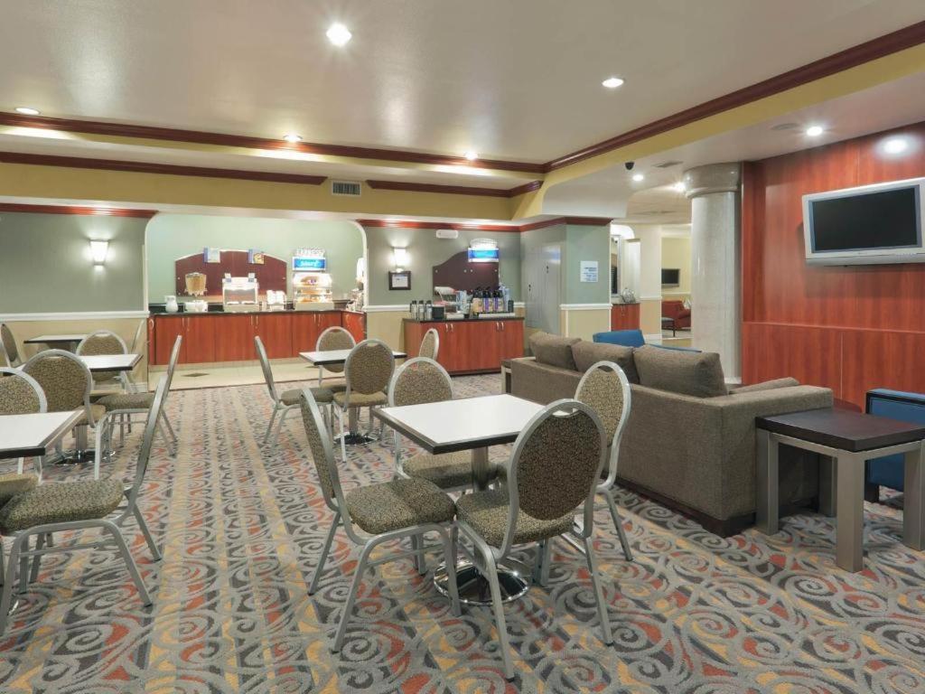 Holiday Inn Express & Suites Bakersfield Central By Ihg Exterior foto